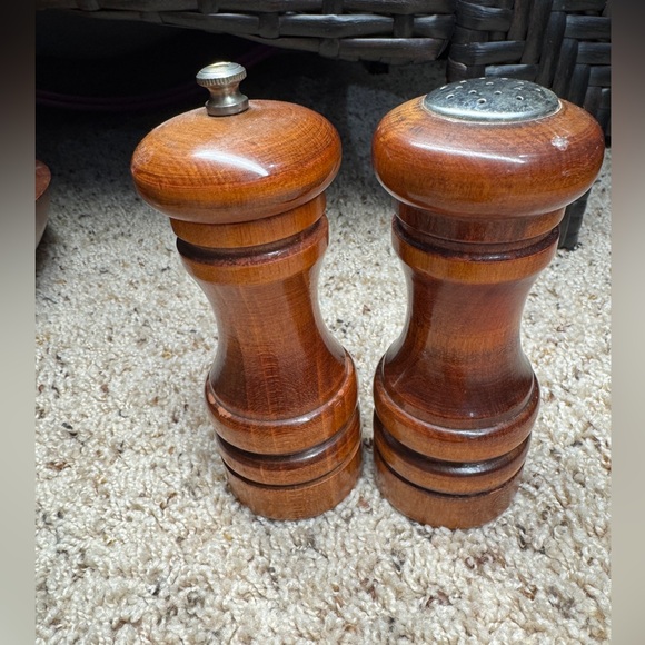 Baribocraft Salt & Pepper Mill Grinder 5.5” Wood Stain and Whale napkin holder - Picture 2 of 11